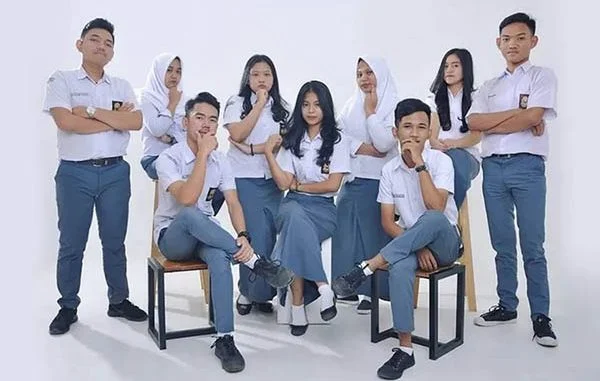Siswa-SMA.-Ist-600x381